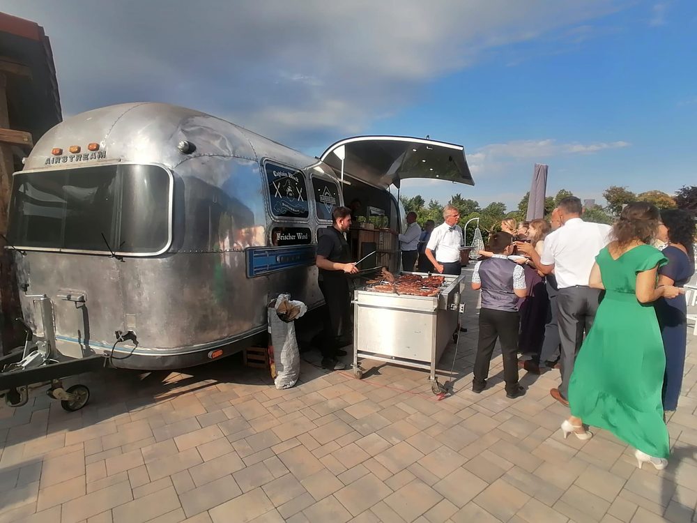 Captain Blocks Streetfood Airstream Foodtruck bei einer Hochzeit im Garten – mobiler Catering-Service für freie Trauungen und Outdoor-Feiern