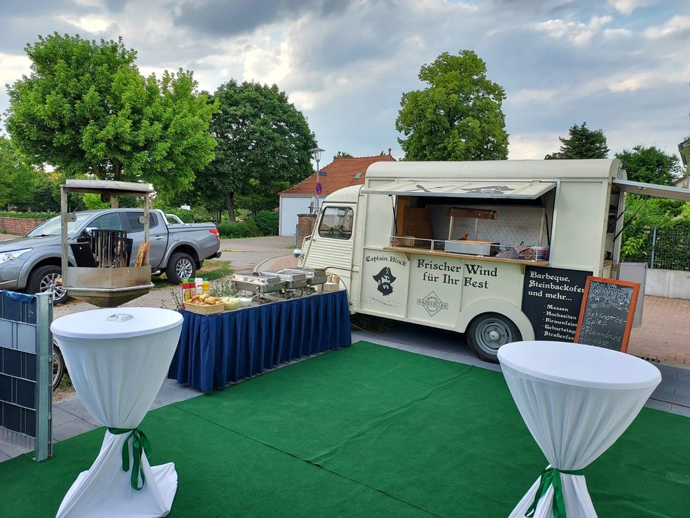 Citroën HY Foodtruck von Captain Blocks Streetfood mit Buffet-Setup bei einer Hochzeit – Catering an außergewöhnlichen Locations
