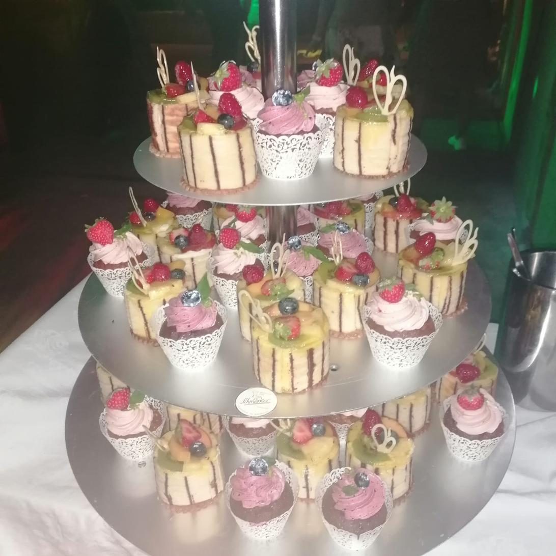 Cupcake-Etagere mit rosa und weißen Mini-Törtchen als Hochzeitsdessert
