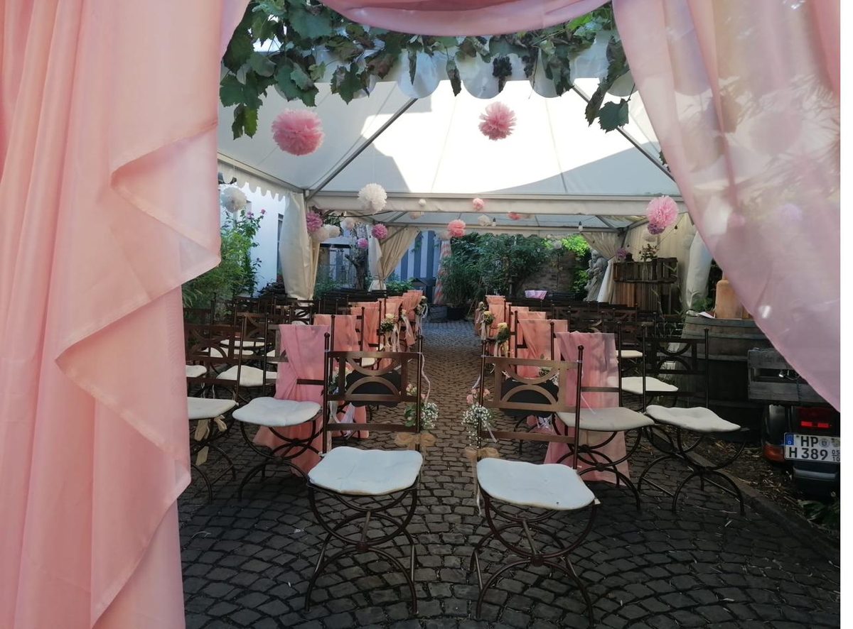 Detail aus dem dekorierten Innenhof während einer Hochzeit