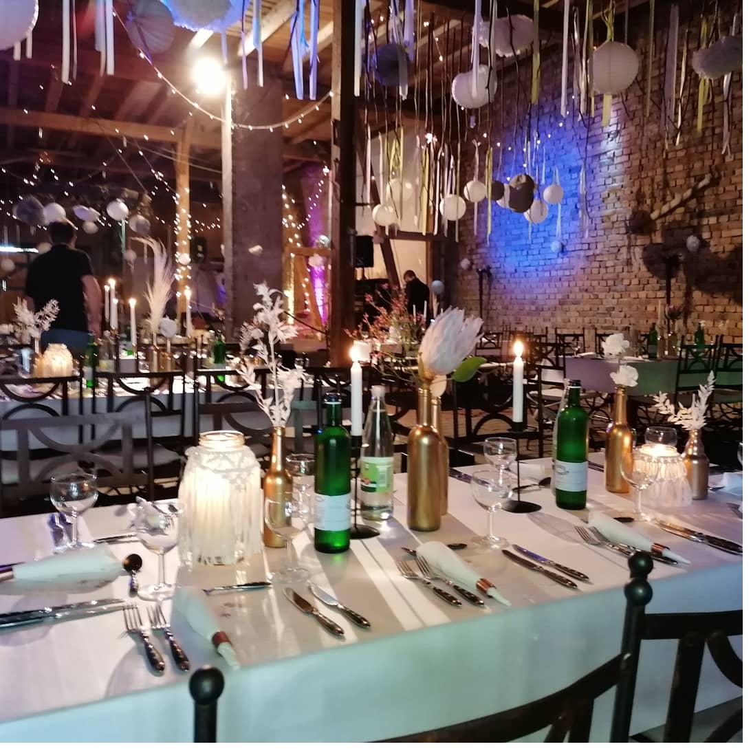 Festlich gedeckte Tafel mit Champagner, Kerzen und Lampions im Ratskeller