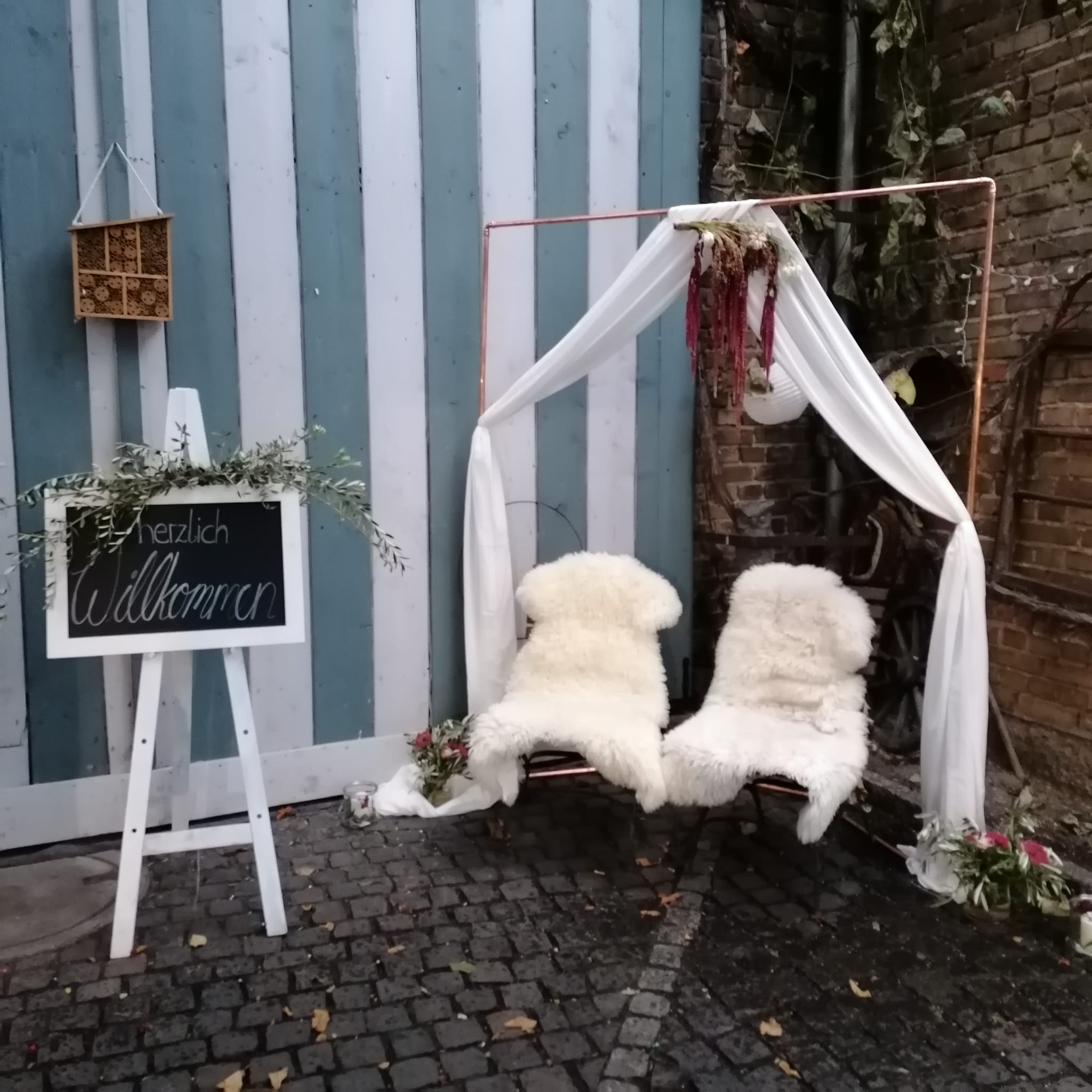 Herzlich Willkommen Schild mit Schaffellen am Eingang des Ratskellers